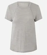 Remera deportiva de manga corta color beige melange, confeccionada en poliamida, con frisos blancos que recorren la espalda y los hombros.