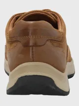 Zapato acordonado color marrón de cuero con cuello acolchado y suela de goma.