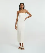 Vestido largo color blanco hueso, de tejido acanalado (rib), corte ajustado al cuerpo y escote recto sin tirantes (strapless).