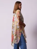 Kimono Barrington de modal con estampado de flores en tonos amarillos, naranjas, rosas y verdes.