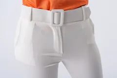 Pantalón blanco de corte cigarette con cinturón incorporado y ruedo doblado.