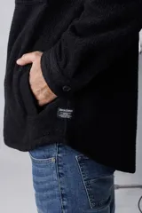 Campera tipo camisa azul marino con cuello clásico, cierre frontal con botones, dos bolsillos con solapa abotonados en el pecho y corte recto.