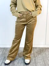 Pantalón marrón de pana con corte recto, tiro alto y cinturón con hebilla forrada.