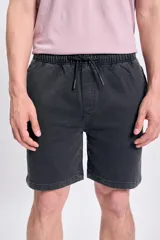 Bermuda deportiva casual lavada en color gris oscuro, con cintura elástica y cordón ajustable.