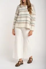 Sweater color crema con rayas horizontales en tonos marrón, bordeaux y beige.