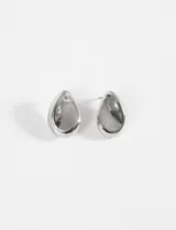 Aros tipo botón plateados con forma de gota.