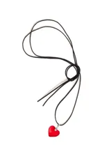 Collar de cordón con diseño cuadrado, ideal para complementar outfits.