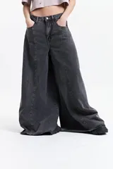 Pantalón de jean negro de tiro alto, corte oxford y pierna extra ancha.