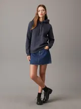 Buzo Calvin Klein color gris oscuro, de felpa con capucha y cordón ajustable. Tiene puños y bajo acanalados, y logo bordado en el pecho.