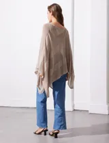 Poncho calado de lurex color amarillo, con terminación asimétrica.