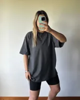 Remerón de manga corta, cuello redondo y calce oversize, color gris oscuro con efecto lavado.