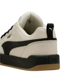 Championes Puma Court Classic color crema con detalles en negro, cordones negros y suela de goma color caramelo.