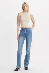 Pantalón de jean celeste de tiro alto con corte bootcut. El diseño presenta roturas sutiles en la rodilla y en el muslo.