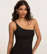 Body negro de jersey con un solo hombro, fruncido lateral y cierre en la entrepierna.