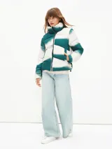 Campera puffer corta con cuello alto, cierre frontal con cremallera y bolsillos laterales. Diseño con bloques de color blanco y verde degradado.