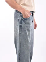 Pantalón de jean celeste de corte amplio y tiro alto.