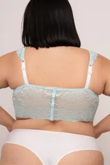 Corset corto con aro confeccionado en puntilla elastizada color celeste. Breteles regulables con detalle de puntilla y espalda entera.