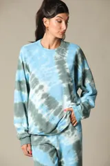 Buzo celeste y gris con estampado batik, de corte holgado y mangas largas.