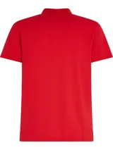 Chomba roja de Tommy Hilfiger, de corte regular, confeccionada en mezcla de algodón y elastano. Presenta cuello estilo chomba con botones, logo de la marca bordado en el pecho y bandera bordada en la manga.