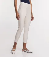 Pantalón legging de material sintético color gris topo, con cintura alta abotonada.