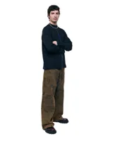 Pantalón unisex de denim 100% algodón con acabado marmolado color bronce. De tiro medio y calce wide/relajado, con pierna muy amplia y caída larga. Cintura con elásticos laterales, costuras curvas y bolsillos delanteros y traseros con bocas redondeadas.