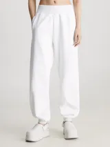 Pantalón de jogging blanco de felpa de algodón con corte relaxed, cintura elástica, puños de canalé, bolsillos laterales y logo del monograma de Calvin Klein bordado en la pierna.