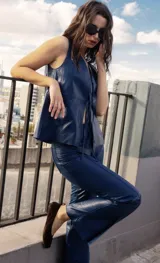 Pantalón de cuero ovino color azul, de corte ajustado y bota acampanada.