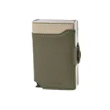 Billetera de cuero sintético color verde militar y beige, con doble caja de aluminio con sistema de deslizamiento para tarjetas. Cuenta con protección RFID, clip para billetes y espacio adicional para documentos.