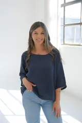 Blusa azul marino de lino, de corte holgado, con escote redondo y mangas 3/4.