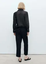 Pantalón de lino color beige, de corte recto, con cintura elástica ajustable con cordón.