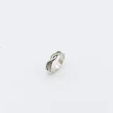 Anillo de plata 925 con detalle de hilo de oro entrelazado.