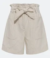 Short de lino color beige con finas rayas verticales rojas, corte clochard, cintura alta fruncida con lazo y bolsillos delanteros.