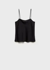 Top negro de tejido fluido satinado con tirantes finos y cuello escotado. Diseño recto sin cierre.