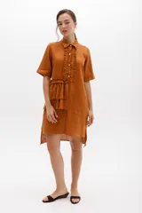 Vestido camisero a rayas con cuello y cartera en tono lima claro, volados frontales y laterales. De calce relajado y mangas cortas. Fabricado en Uruguay.