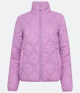 Campera femenina de poliamida color lila con textura capitoneada, cuello alto, cierre frontal con cremallera, bolsillos laterales con cremallera y puños ajustados.