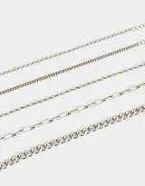 Set de 5 pulseras doradas con diferentes diseños de cadenas.
