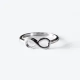 Anillo de plata 925 con diseño de infinito.