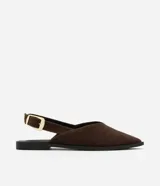 Zapatilla slingback marrón de material sintético con puntera fina, tira media con hebilla lateral dorada y tacón bajo.