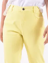 Pantalón de jean amarillo, de corte recto y tiro alto.