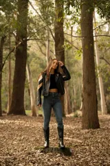 Bota texana de cuero vacuno negro con detalles bordados en dorado y plateado en la caña. Tiene taco de madera con folia de cuero de 5cm, entre suela de goma de 1cm, inclinación de horma de 4cm, altura de caña de 31cm y cierre YKK del lado interno. La horma es de punta fina, ancha y cómoda.