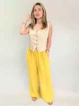 Pantalón palazzo amarillo de lino con cintura elástica y cordón ajustable.