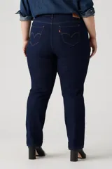 Pantalón de jean azul oscuro, de corte recto, tiro medio y calce modelador.