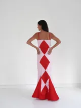 Vestido largo asimétrico de tela elastizada color verde oliva, rosa y dorado, con breteles finos y cola corta.