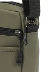 Morral bandolera negro de poliéster con correa ajustable y múltiples bolsillos con cierre.