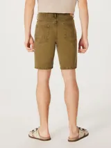 Bermuda color verde militar con corte recto, tiro medio y bolsillos laterales.