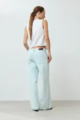 Pantalón de jean celeste, corte wide leg, tiro alto y cinco bolsillos.