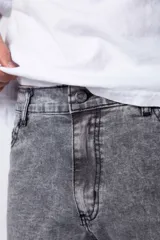 Pantalón jean azul de corte recto y ajuste relaxed fit, con bolsillos delanteros y traseros.