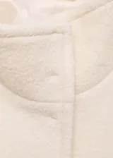 Chaqueta color crema de mezcla de lana con cuello alto y cierre de botones oculto.