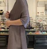 Chal de lurex color gris con brillo, de tejido suave y caída delicada.