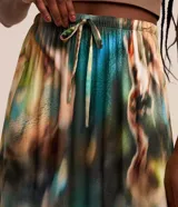 Pollera midi de viscosa con cintura elástica, lazo ajustable y estampado abstracto con efecto de manchas.